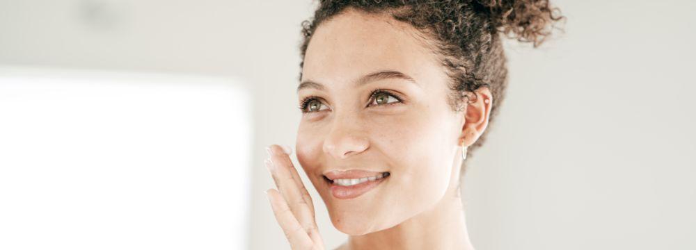 Woman washes face and wonder whether she should Choose Tretinoin or Retinol